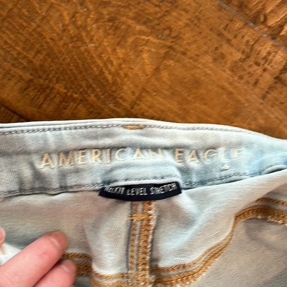 ❌SOLD❌ American Eagle Jean Shorts - Curvy Hi Rise Shortie In Light Wash Denim - Picture 4 of 6